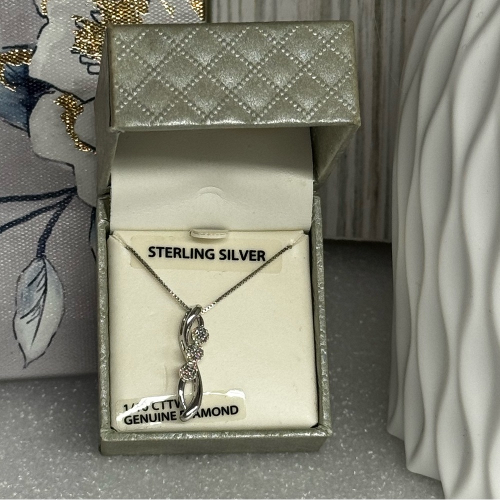 Nwt 1/10 CTTW genuine diamond sterling silver necklace in box - Picture 8 of 12